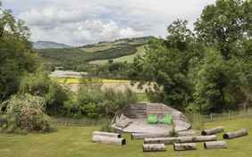 für einen gemütlichen Abend, wenn die Sonne hinter den Bergen verschwindet 